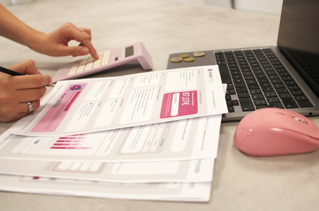 person tracking expenses